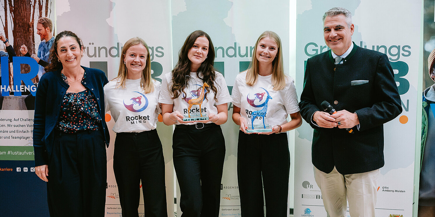 Das Gründerinnenteam von RocketMind überzeugte im Pitch-Wettbewerb und holte den ersten Platz im Jury- und im Publikumsvoting. Foto: OTH Regensburg/Fabian Baumgartner