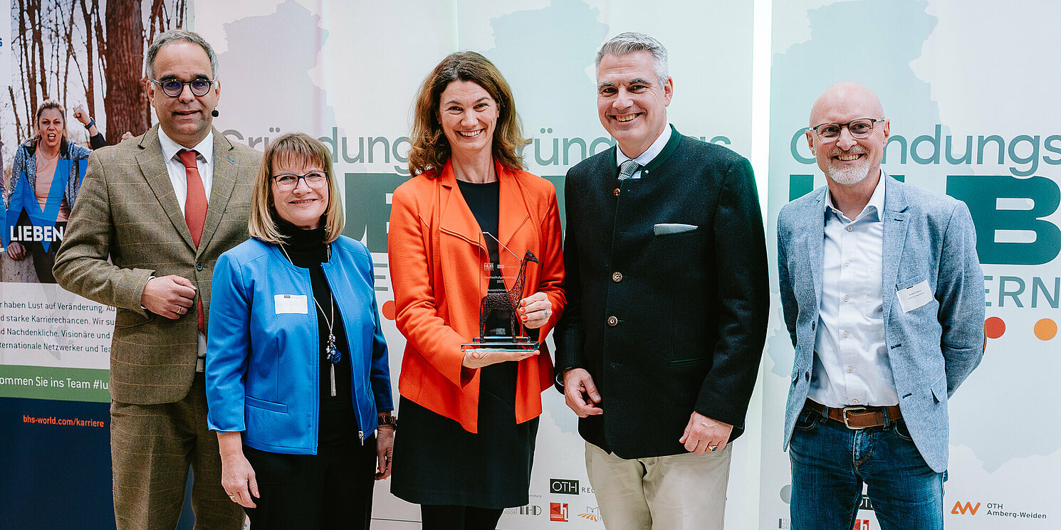 Stellvertretend für das Landratsamt Regensburg nahm Landrätin Tanja Schweiger (Mitte) die Auszeichnung für innovative Vernetzung entgegen. Foto: OTH Regensburg/Fabian Baumgartner