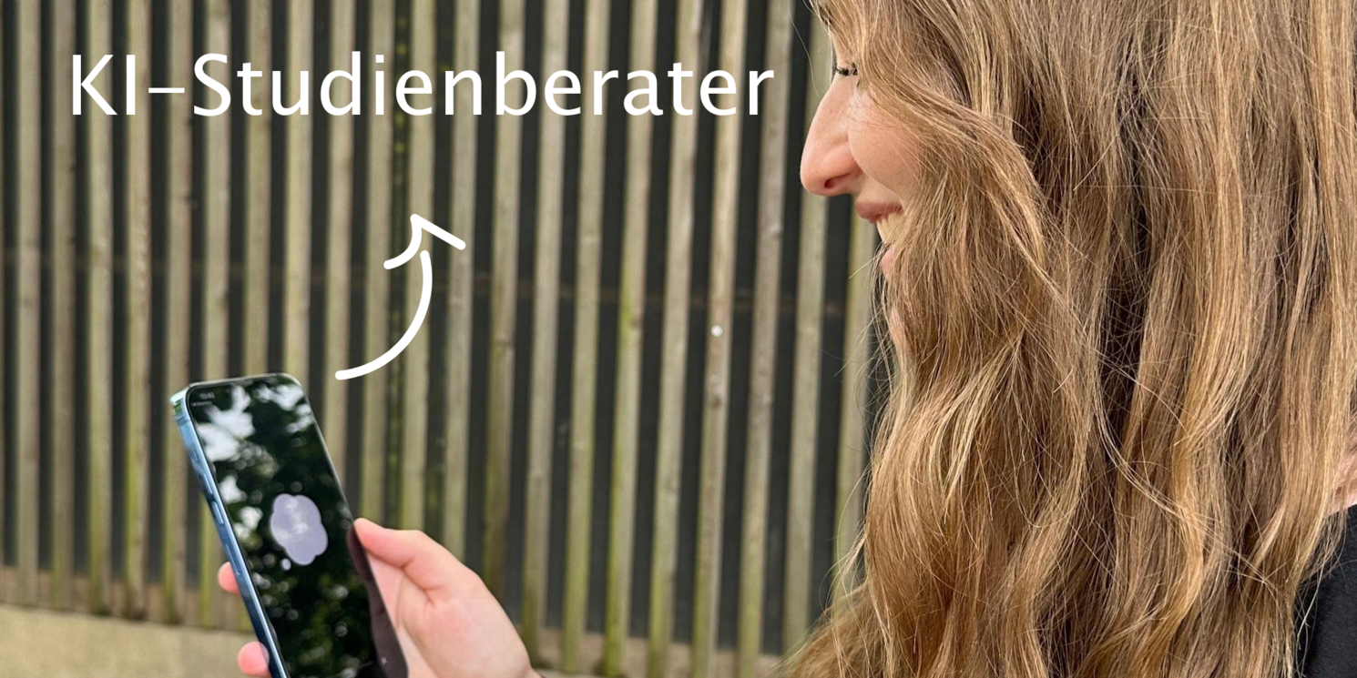 Eine Frau betrachtet Ihr Smart Phone 
