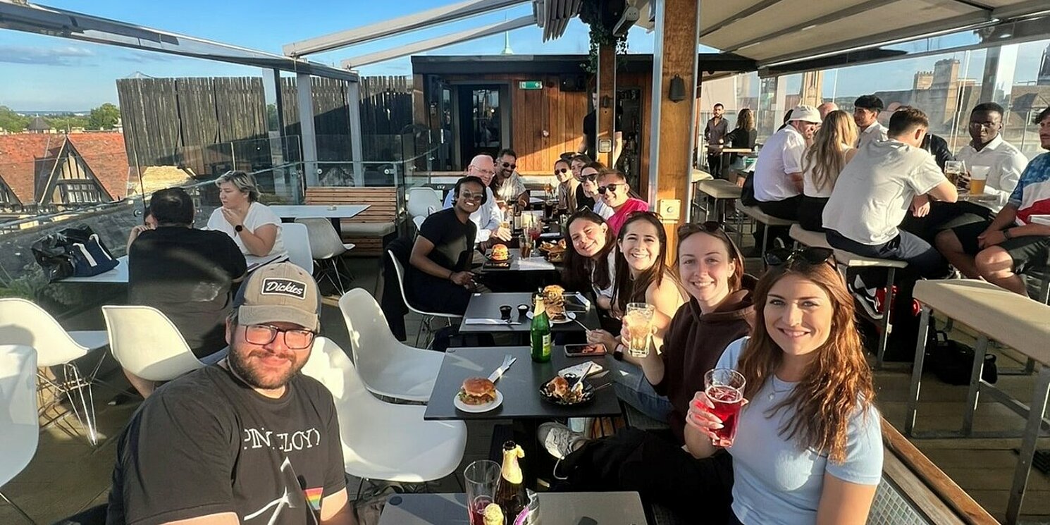 Mehrere Personen sitzen in einem Restaurant.