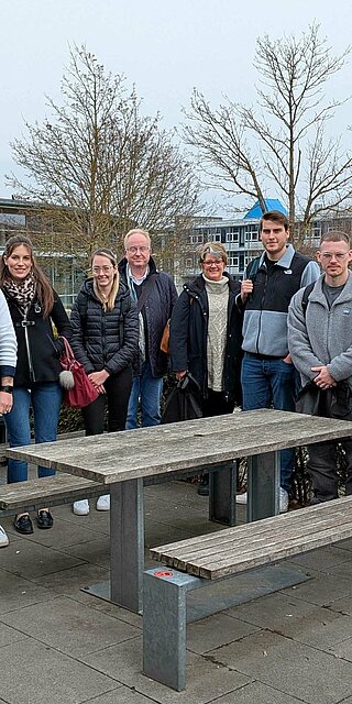 Gruppenfoto im Freien vor Sitzgruppen