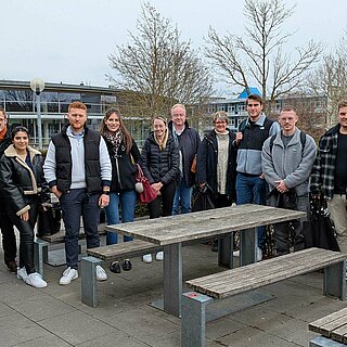 Gruppenfoto im Freien vor Sitzgruppen