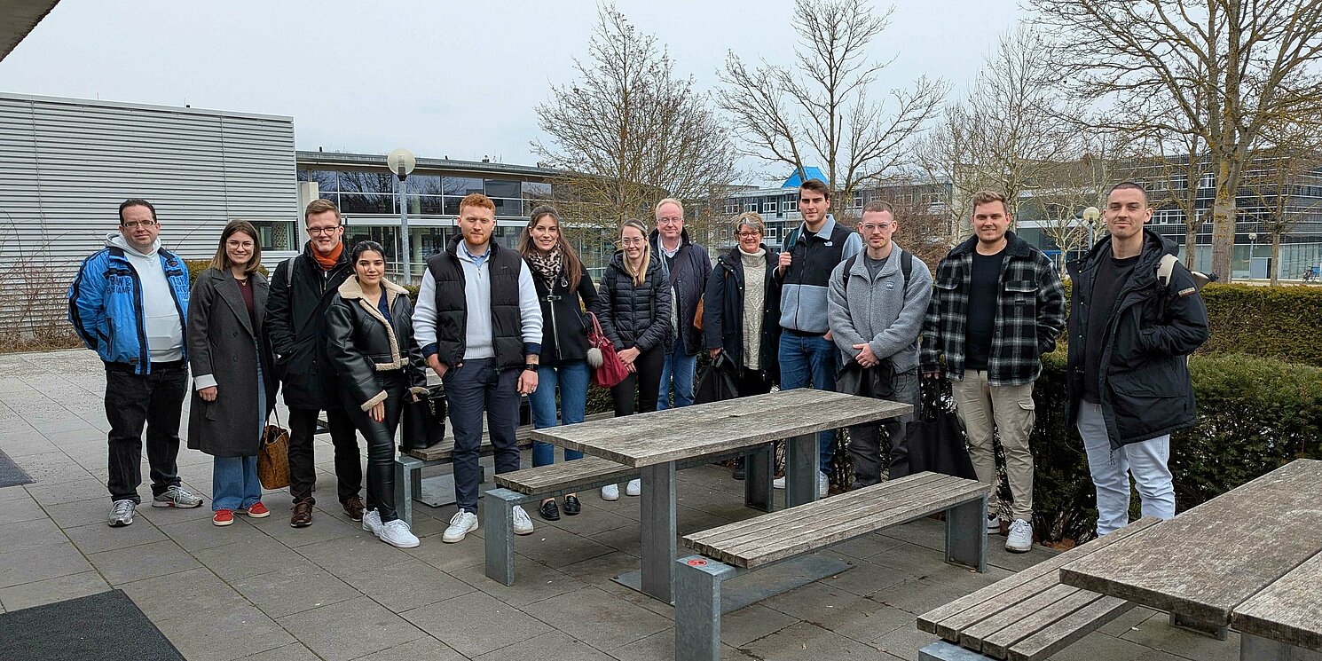 Gruppenfoto im Freien vor Sitzgruppen