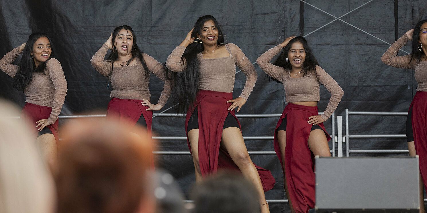 Vielfalt auf der Campusbühne: Die indischen Tänzerinnen und Tänzer bekamen für ihre Darbietung viel Applaus. Foto: OTH Regensburg/Florian Hammerich