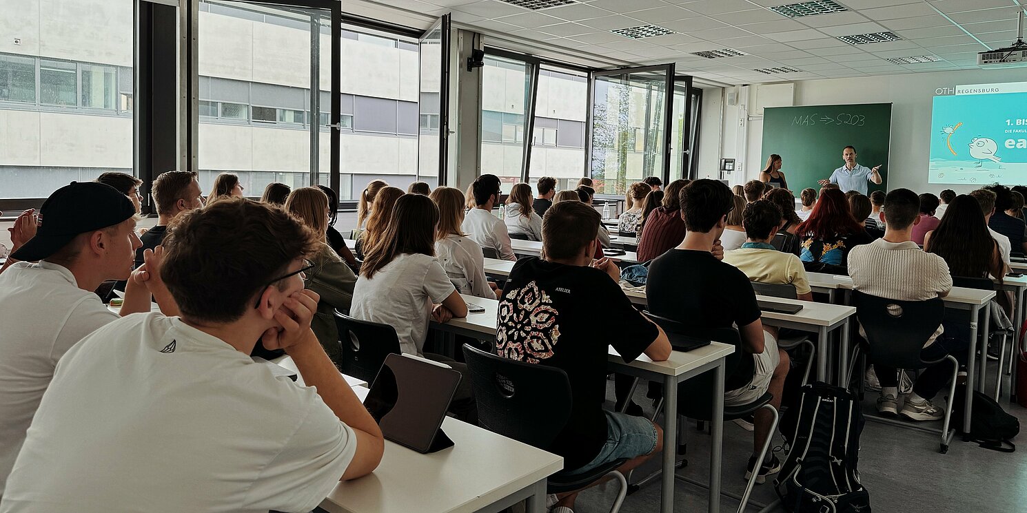 Blick in einen gut besuchten Seminarsaal.