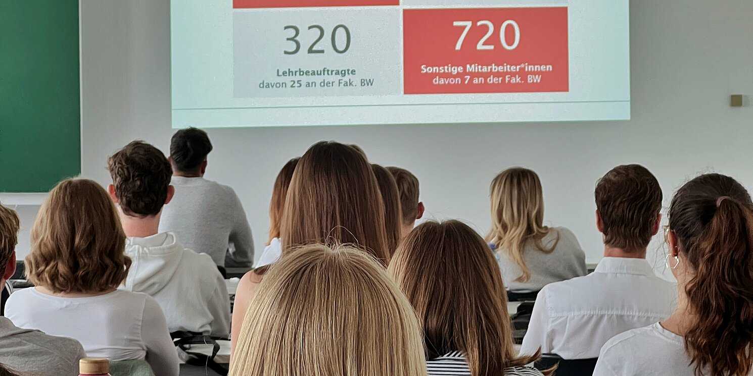 Zahlen, Daten, Fakten rund um die OTH Regensburg: Die Studieninteressierten bekamen viel Input. Foto: Anna Fieber/OTH Regensburg