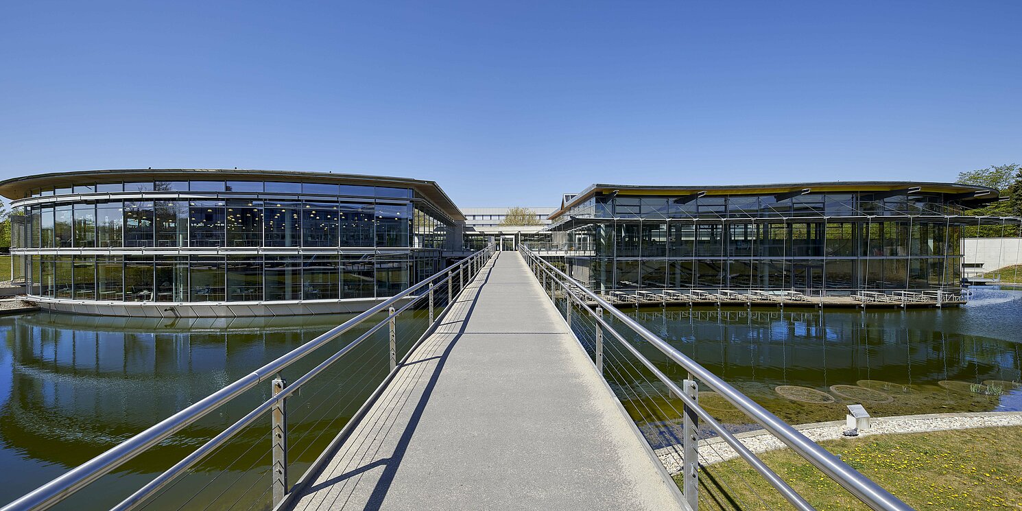 Brücke über den See am Campus der OTH Regensburg