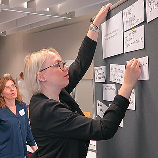 Teilnehmerinnen aus dem Workshop "Future Skills lehren" formulieren ihre Ziele hinsichtlich der Veranstaltung. Foto: Tanja Rexhepaj/OTH Regensburg